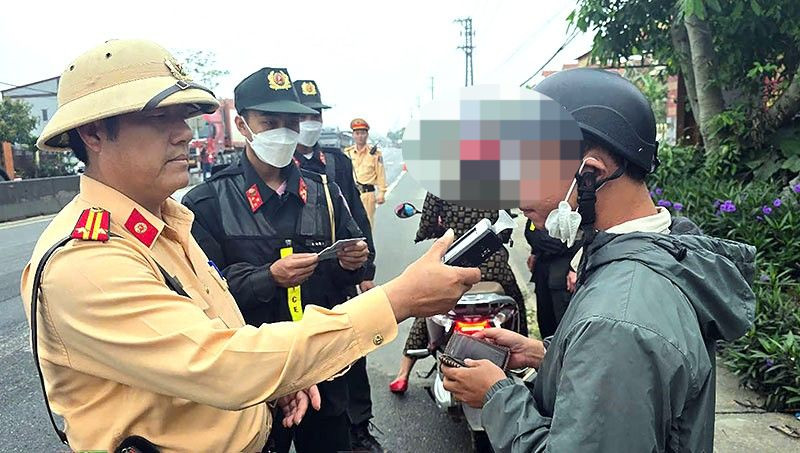 Cảnh sát giao thông, Công an Quảng Bình kiểm tra nồng độ cồn đối với người điều khiển xe máy.