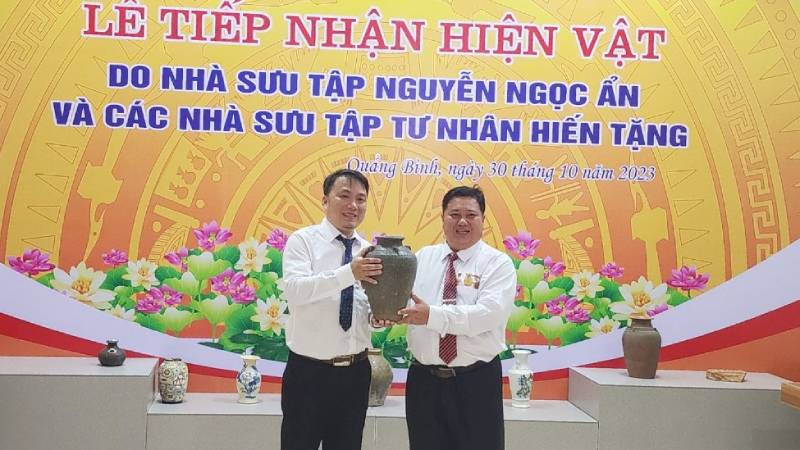 Bảo tàng Tổng hợp Quảng Bình tiếp nhận hiện vật do nhà sưu tập Nguyễn Ngọc Ẩn (bên phải) hiến tặng.