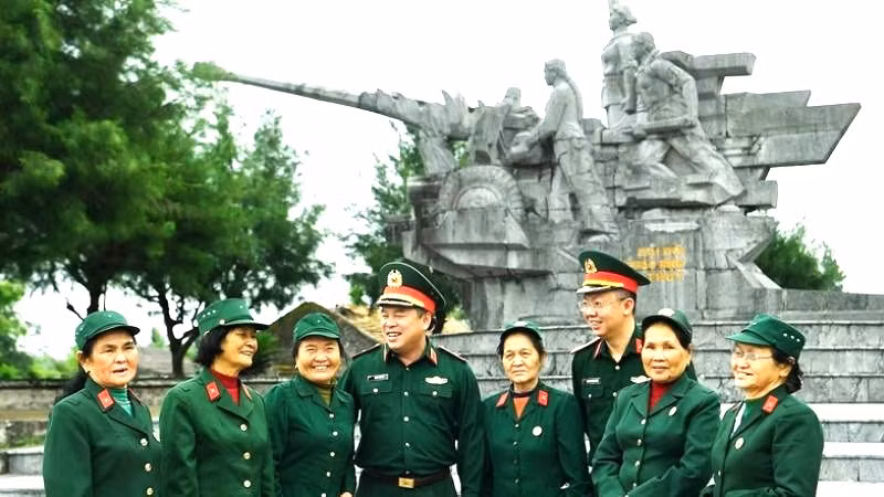 Các đại biểu bên tượng đài nữ pháo binh Ngư Thủy