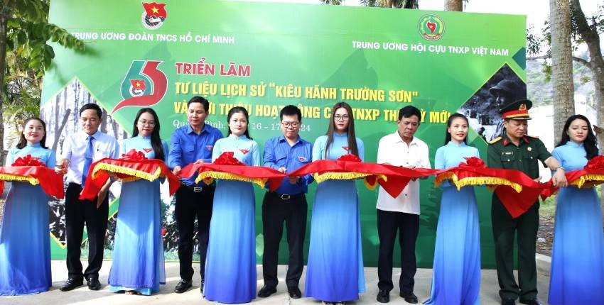 Các đại biểu cắt băng trưng bày, triển lãm tư liệu lịch sử "Kiêu hãnh Trường Sơn".