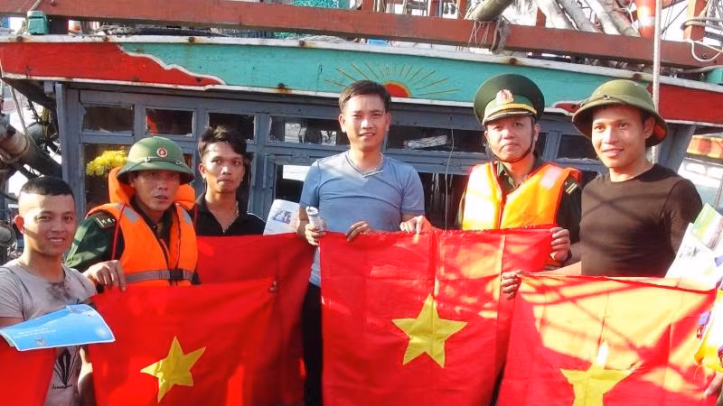 Bộ đội biên phòng Quảng Bình tặng cờ Tổ quốc và tuyên truyền về chống khai thác IUU cho ngư dân trong tỉnh.