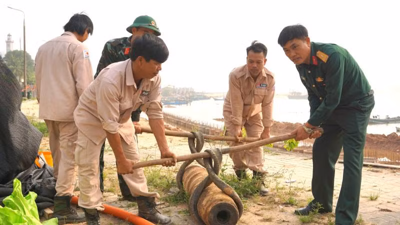 Các chuyên gia của MAG và Bộ Chỉ huy quân sự Quảng Bình di chuyển quả bom ra khỏi khu vực đông dân cư đưa về nơi chờ huy nổ tập trung.