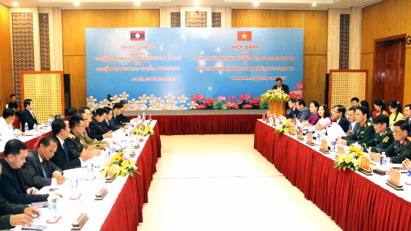 Quang cảnh buổi hội đàm, ký biên bản hợp tác về bảo vệ biên giới giữa hai tỉnh Quảng Bình và Savannakhet (Lào).