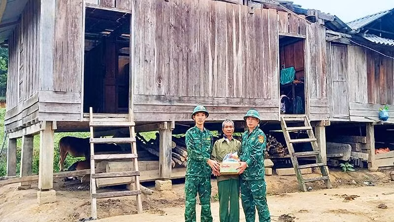 Bộ đội Biên phòng Quảng Bình tặng quà cho người dân bị ảnh hưởng bởi thiên tai.