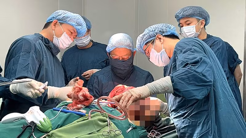 Các bác sĩ thực hiện ca phẫu thuật cho người bệnh trong 8 tiếng đồng hồ và truyền tới 49 đơn vị máu.