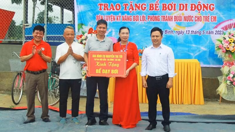 Hội từ thiện Vinaconex và những người bạn (Hà Nội) tặng 6 bể bơi di động cho các trường ở Quảng Bình.