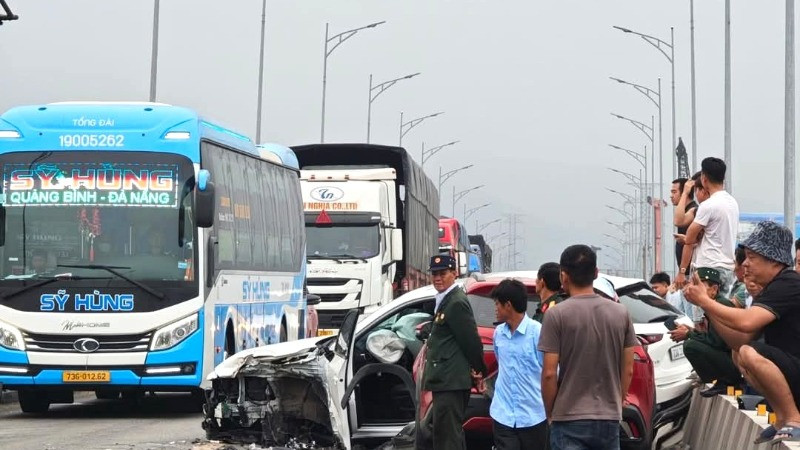 Vụ tai nạn giữa cầu Gianh làm tắc Quốc lộ 1A qua Quảng Bình chiều nay. (Ảnh: CTV)