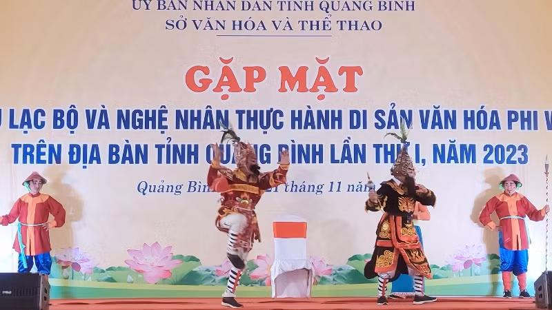 Biểu diễn hát tuồng bội ở Quảng Bình
