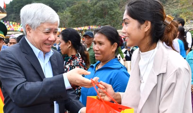 Đồng chí Đỗ Văn Chiến, Chủ tịch Ủy ban Trung ương Mặt trận Tổ quốc Việt Nam tặng quà Tết cho người dân