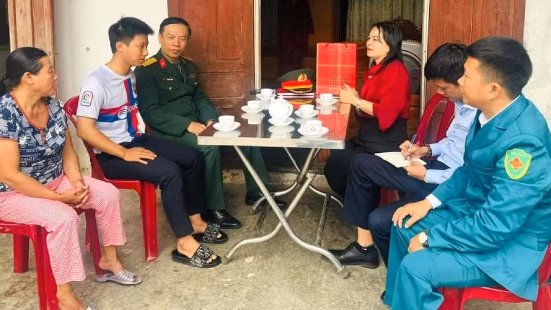 Hội Liên hiệp phụ nữ huyện và Ban Chỉ huy quân sự huyện Lệ Thủy (Quảng Bình) tặng quà, động viên chiến sĩ mới (Ảnh: LT)