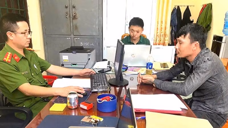 Công an tỉnh Quảng Bình xử phạt Trần Thanh L. (áo đen dài tay bên phải) số tiền 7,5 triệu đồng về hành vi đăng tin sai sự thật trên mạng xã hội. (Ảnh: Công an Quảng Bình)