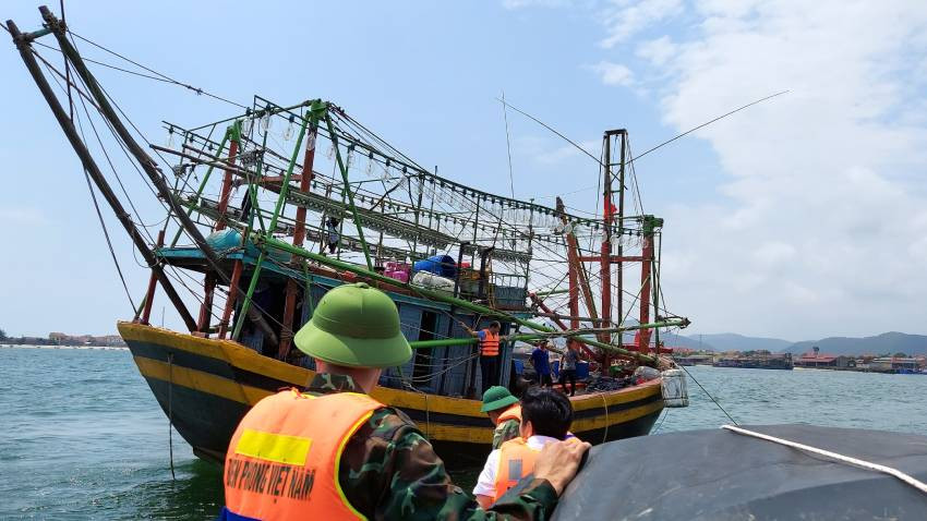 Bộ đội Biên phòng Quảng Bình kiểm tra tàu cá trước khi ra khơi trên cửa sông Gianh.