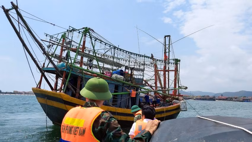 Bộ đội Biên phòng Quảng Bình kiểm tra tàu cá trước khi ra khơi trên cửa sông Gianh.