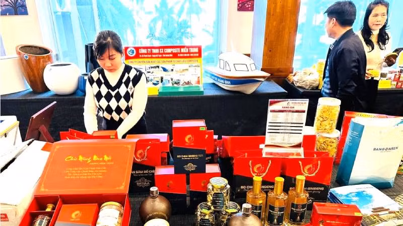 Các sản phẩm OCOP tỉnh Quảng Bình trưng bày, giới thiệu tại hội nghị.