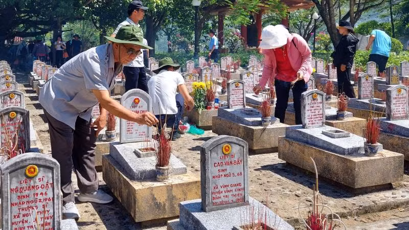 Người dân tỉnh Quảng Bình dâng hương, viếng mộ liệt sĩ tại các nghĩa trang.
