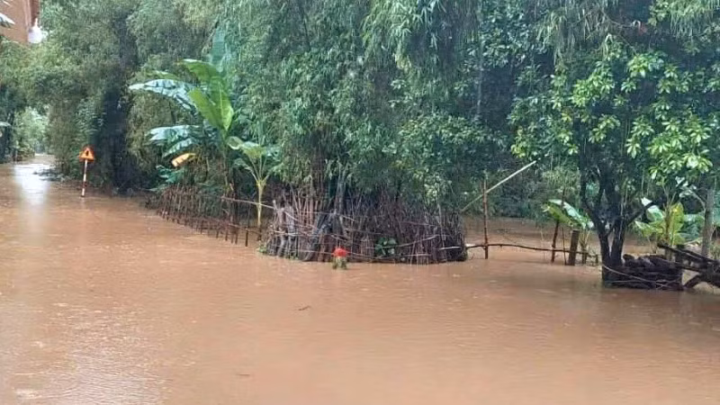 Nước lũ làm ngập đường giao thông ở xã Văn Hóa, huyện Tuyên Hóa.