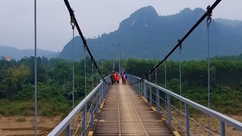 Cầu treo Kim Tiến, xã Kim Hóa, huyện Tuyên Hóa vừa được sửa chữa lại để bảo đảm an toàn cho người dân đi lại.