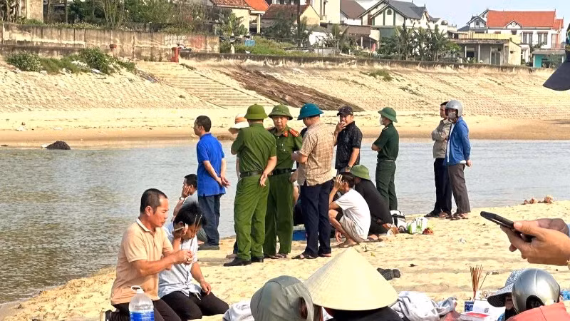 Thi thể 2 nạn nhân xấu số được tìm thấy trên sông Dinh sáng 21/4.