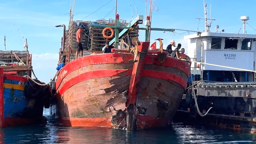 Tàu cá của ngư dân Quảng Bình bị tàu hàng đâm vào làm hư hỏng mũi tàu.