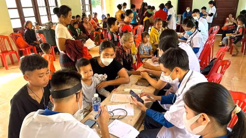 Các bác sỹ khám cấp thuốc miễn cho người dân Trường Xuân.