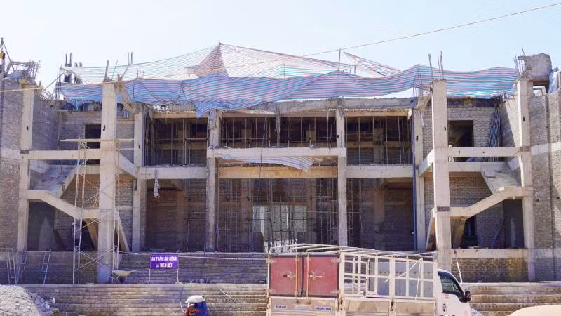 Công trình Trung tâm văn hóa huyện Tuyên Hóa trong giai đoạn khắc phục sự cố để thi công trở lại