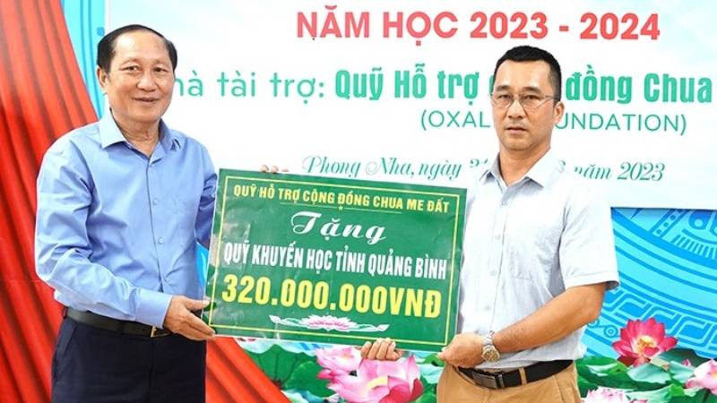 Lãnh đạo Hội Khuyến học tỉnh Quảng Bình nhận kinh phí học bổng “Tiếp sức đến trường” từ đơn vị tài trợ.