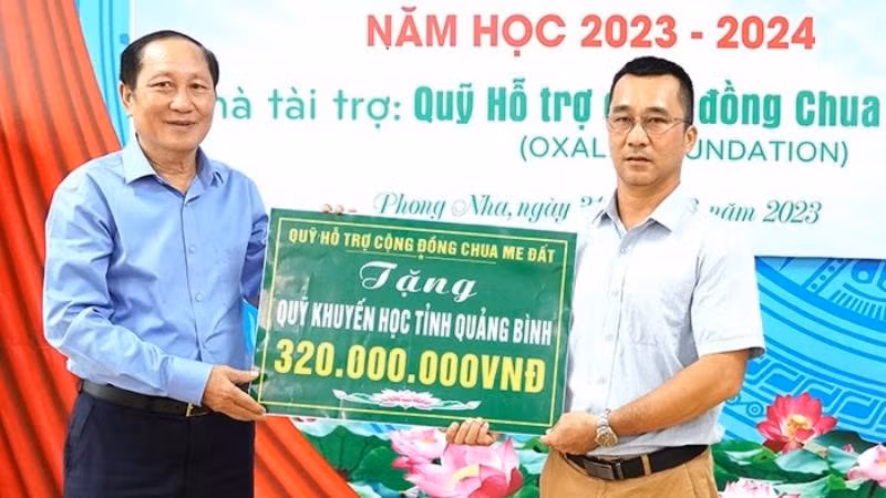Lãnh đạo Hội Khuyến học tỉnh Quảng Bình nhận kinh phí học bổng “Tiếp sức đến trường” từ đơn vị tài trợ.