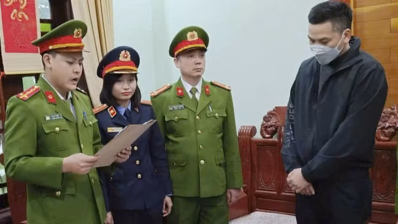 Công an tống đạt quyết định khởi tố bị can đối với Vũ Văn Xuân. (Ảnh: CAQB)