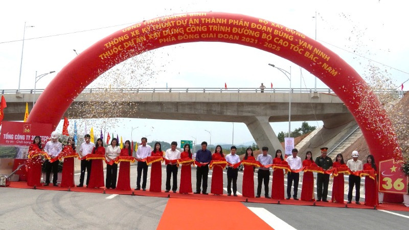 Các đại biểu cắt băng thông xe kỹ thuật dự án thành phần cao tốc bắc-nam phía đông đoạn Bùng-Vạn Ninh, tỉnh Quảng Bình.