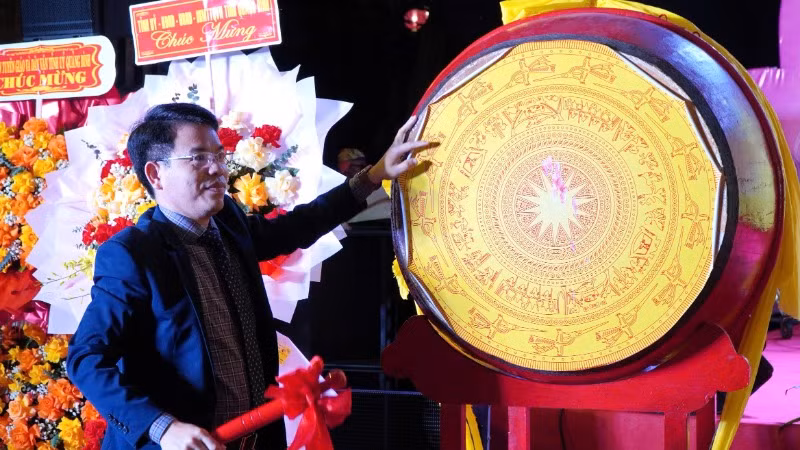 Đại diện lãnh đạo huyện Lệ Thủy đánh trống khai hội