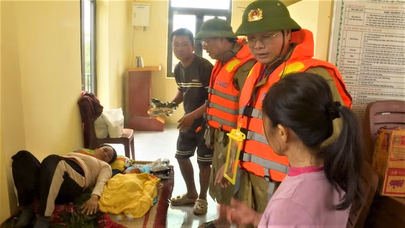 Lãnh đạo Ủy ban nhân dân huyện và Công an huyện Quảng Ninh thăm, tặng quà cho sản phụ đang ở nhà tránh lũ thôn Hữu Tân, xã Tân Ninh.