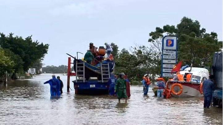 Thuyền đánh cá của ngư dân Ngư Thủy được huy động để tiếp tế hàng hóa cho người dân vùng ngập sâu trong huyện.