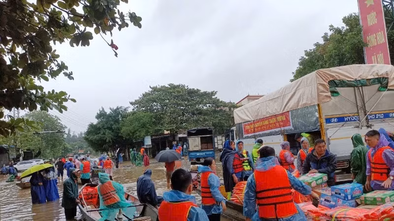 Áo phao, hàng nhu yếu phẩm được các đội xung kích tập kết tại Cam Thủy để chuyển đến nơi người dân "rốn lũ" đang cần.