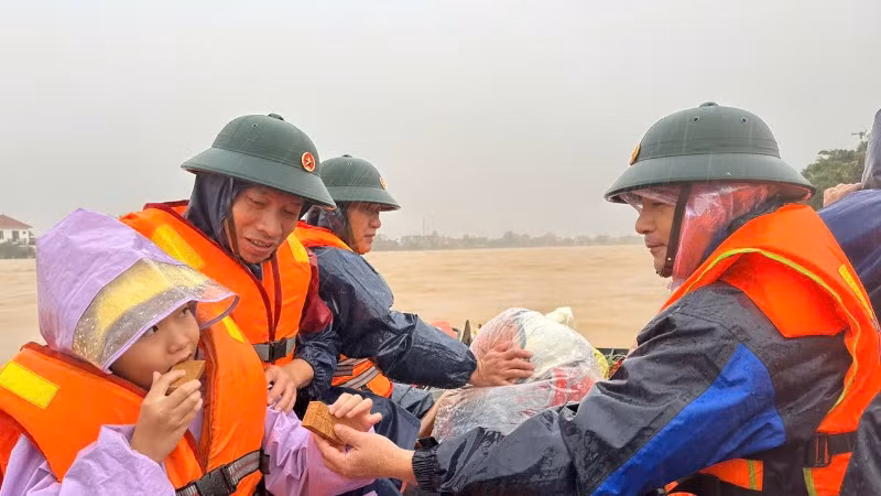 Lực lượng vũ trang tỉnh Quảng Bình làm nhiệm vụ cứu hộ, trợ giúp người dân ở vùng lũ 2 huyện Lệ Thủy và Quảng Ninh.