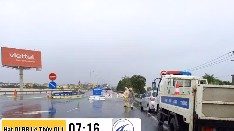 Sáng 29/10, nhiều điểm trên Quốc lộ 1A qua Quảng Bình vẫn bị ngập, lực lượng chức năng chốt chặn phân luồng, bảo đảm giao thông.