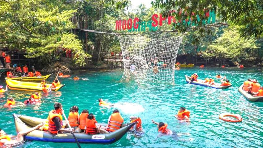 Suối Nước Moọc- nơi trải nghiệm và giải nhiệt tuyệt vời ở Quảng Bình