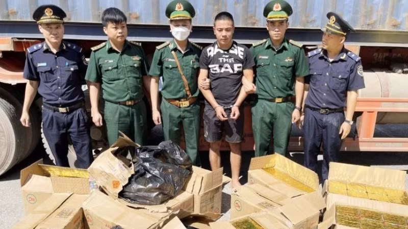 Lực lượng chức năng bắt giữ Phạm Văn Tiến cùng tang vật,