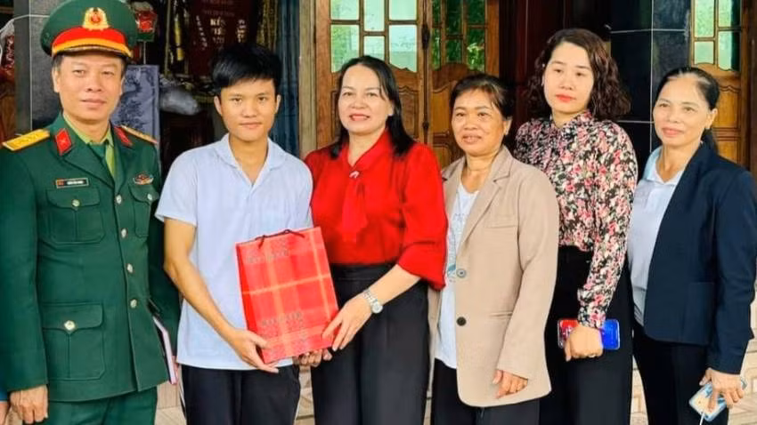 Lãnh đạo Hội Liên hiệp Phụ nữ huyện Lệ Thủy (Quảng Bình) thăm, tặng quà động viên tân binh lên đường nhập ngũ.