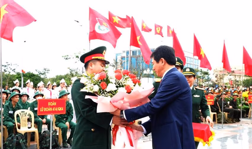 Lãnh đạo thành phố Đồng Hới tặng hoa cho đại điện đơn vị quân đội nhận quân.