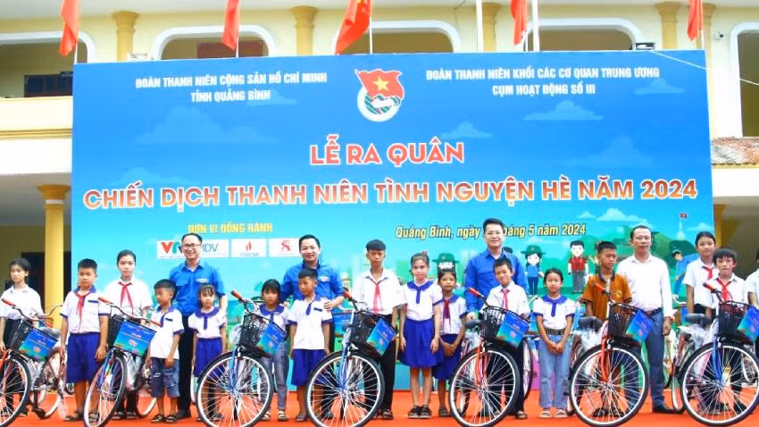 Các đại biểu tặng xe đạp cho học sinh có hoàn cảnh khó khăn