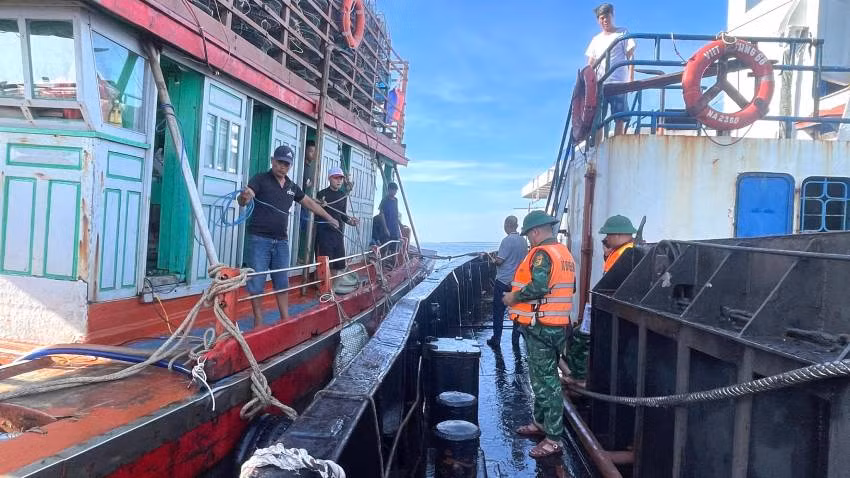 Bộ đội Biên phòng Quảng Bình hỗ trợ các ngư dân và tìm hiểu vụ tai nạn giữa tàu hàng và tàu cá trên biển.