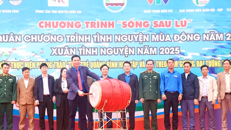Bí thư Tỉnh Đoàn Quảng Bình Đặng Đại Bàng đánh trống phát lệnh ra quân chương trình "Xuân tình nguyện" năm 2025.
