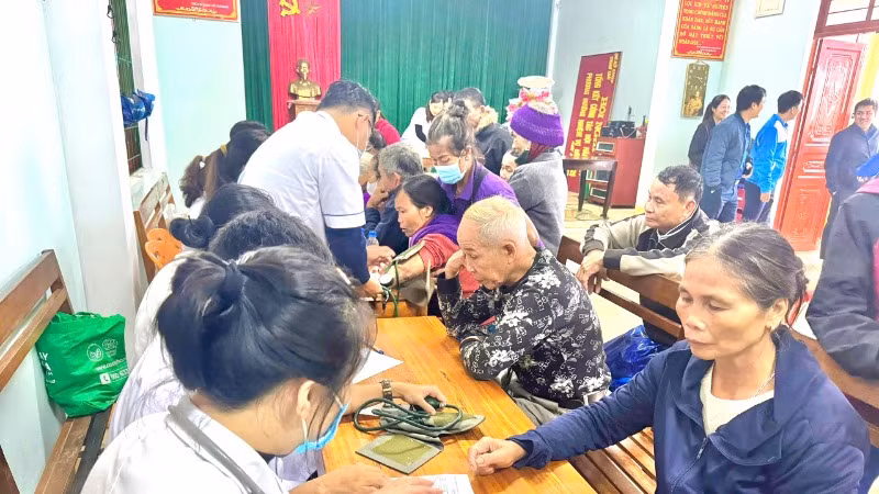 Các bác sĩ tình nguyện khám bệnh, cấp thuốc miễn phí cho người dân.