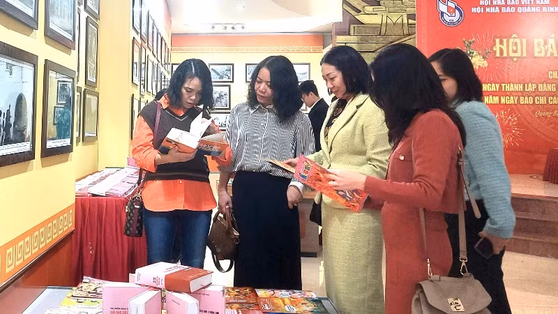 Các đại biểu xem gian trưng bày sách xuân trong Hội báo Xuân.