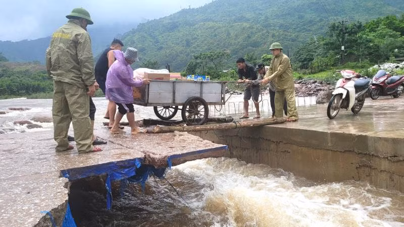 Bộ đội biên phòng bắc cầu tạm để hỗ trợ bà con qua đoạn ngầm tràn bị sạt lở.