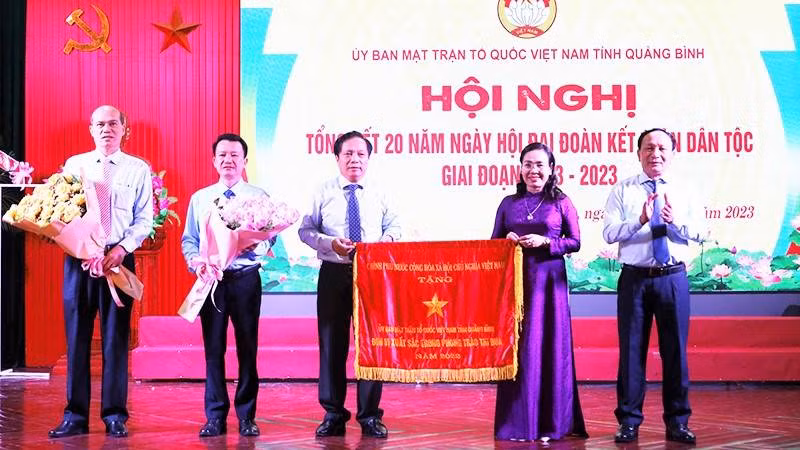 Thừa ủy quyền của Thủ tướng Chính phủ, Phó Bí thư Thường trực Tỉnh ủy Quảng Bình Trần Hải Châu trao cờ thi đua cho Ủy ban Mặt trận Tổ quốc Việt Nam tỉnh.