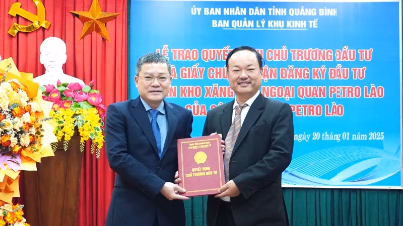 Phó Chủ tịch tỉnh Quảng Bình Phan Phong Phú (bên trái) trao quyết định chủ trương đầu tư dự án cho lãnh đạo Công ty trách nhiệm hữu hạn Petro Lào.