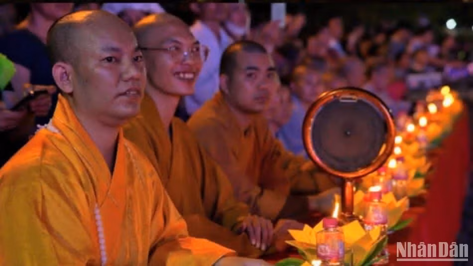 Đại đức, chư tăng, phật tử cùng hoan hỷ trong đêm hội hoa đăng chùa Keo.