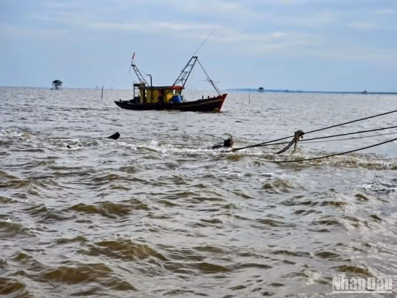 Tàu cá được lai dắt vào bờ trong tình trạng chìm hoàn toàn dưới nước.