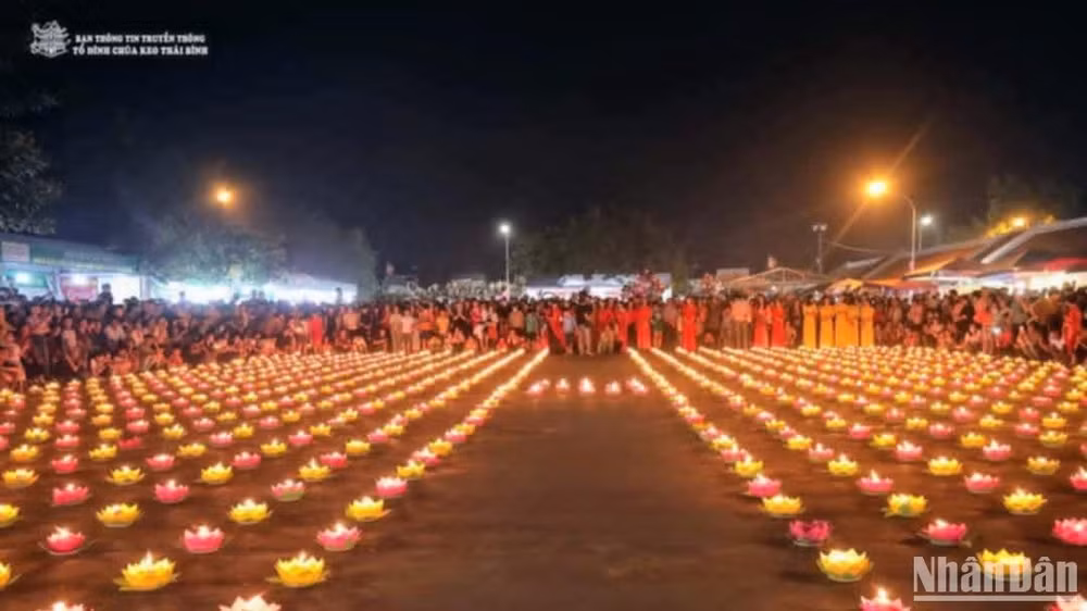 Đêm huyền diệu tại Lễ hội chùa Keo mùa thu đang diễn ra trong 8 ngày (từ 12/10 đến 19/10/2024).